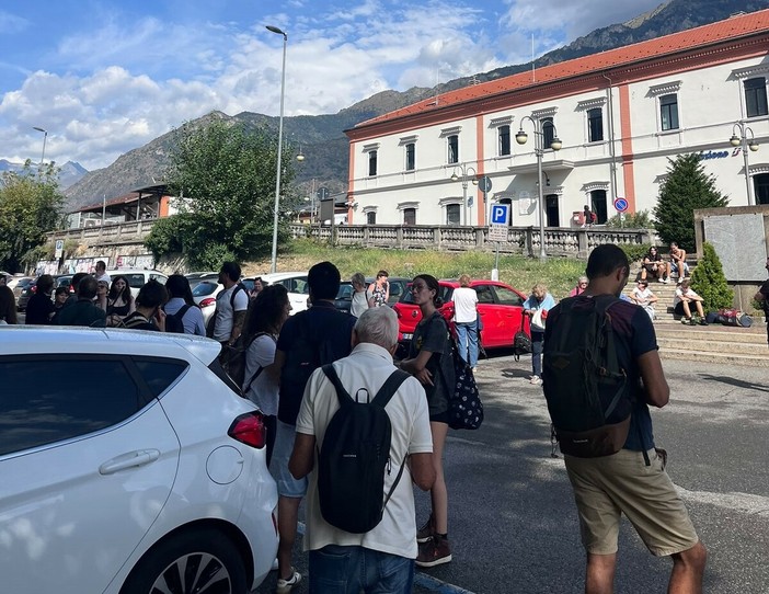 Le persone in attesa, fuori dalla stazione di Bussoleno Le persone in attesa, fuori dalla stazione di Bussoleno