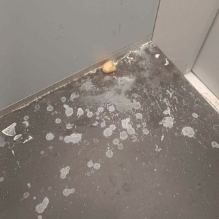 Moncalieri, incivili vandalizzano l'ascensore della passerella di corso Trieste