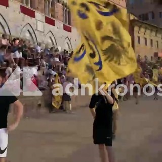 Palio di Siena, Aquila trionfa dopo 34 anni: i festeggiamenti in piazza del Campo Palio di Siena, Aquila trionfa dopo 34 anni: i festeggiamenti in piazza del Campo