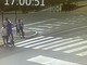 In monopattino derubano un anziano in via Stradella (estratto dal video della Polizia) In monopattino derubano un anziano in via Stradella (estratto dal video della Polizia)