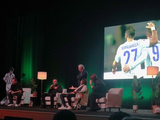 Il calcio si trasferisce sulle assi del palcoscenico