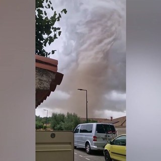 Tornado devasta un paese nel sud della Francia, danneggiate centinaia di case