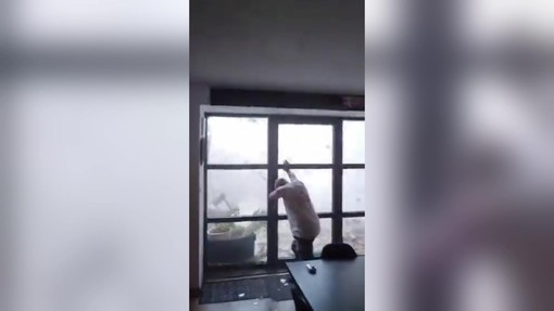 Tornado in Francia: il video della furia del vento a 100 km/h su una casa Tornado in Francia: il video della furia del vento a 100 km/h su una casa
