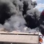 Incendio nello stabilimento Versalis a Mantova, colonna di fumo nero