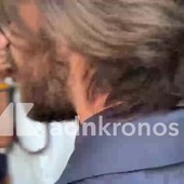 Il bacio tra Leonardo Maria Del Vecchio e Sara Soldati, finisce la contesa sulla figlia