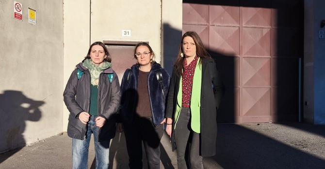 Le consigliere regionali di AVS di fronte al CPR di corso Brunelleschi Le consigliere regionali di AVS di fronte al CPR di corso Brunelleschi