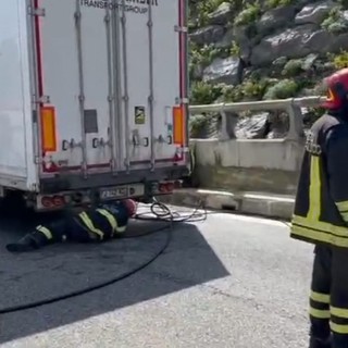 Principio di incendio sul un mezzo pesante: attimi di paura sulla A32 Torino-Bardonecchia [VIDEO]