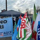 Volantinaggio dei sindacati alla porta 2 di Mirafiori