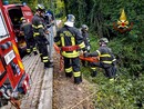 Auto precipita lungo una scarpata : Vigili del fuoco in azione a Baldissero
