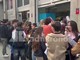 "Vogliamo un cambiamento", a Milano giovani in fila al consolato spagnolo per votare