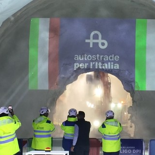 A1, abbattuto l'ultimo diaframma della galleria San Donato
