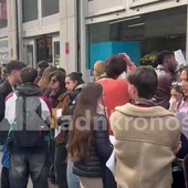 "Vogliamo un cambiamento", a Milano giovani in fila al consolato spagnolo per votare "Vogliamo un cambiamento", a Milano giovani in fila al consolato spagnolo per votare