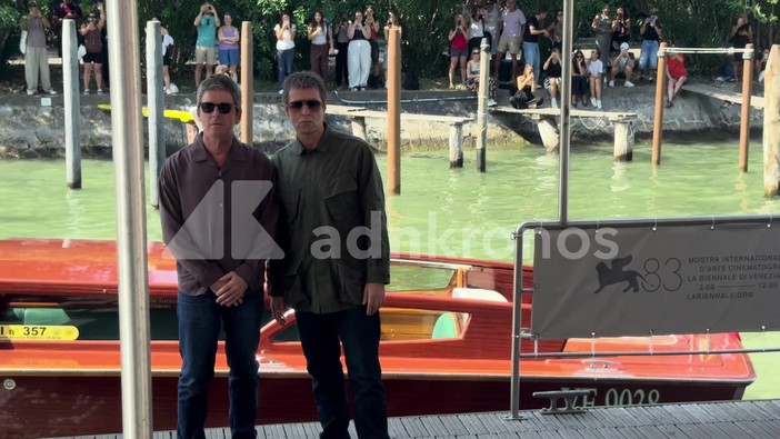 Gli Oasis sono a Venezia 83, l'arrivo a sorpresa dei fratelli Gallagher