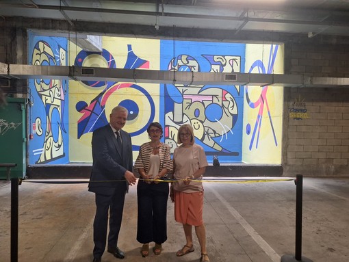Piazza Valdo Fusi diventa galleria d’arte: colori e graffiti nel parcheggio sotterraneo
