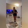 Ballando con le stelle, Noemi Bocchi imita il 'moonwalk'. L'ironia di Totti: "Ma che ti sei operata all'anca?"