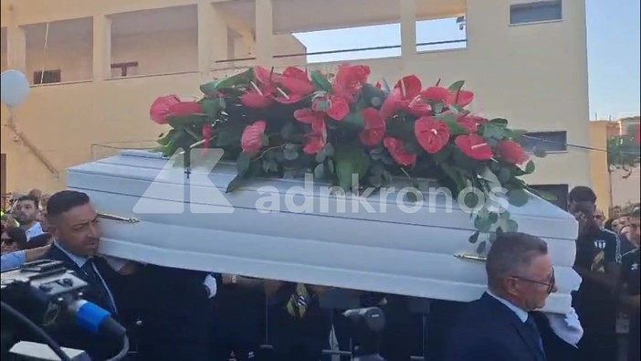 Funerali Lorena Isceri, l'uscita del feretro tra applausi e palloncini in cielo