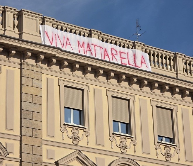 Scontro tra Meloni ed il Presidente. In piazza San Carlo striscione "Viva Mattarella" Scontro tra Meloni ed il Presidente. In piazza San Carlo striscione "Viva Mattarella"