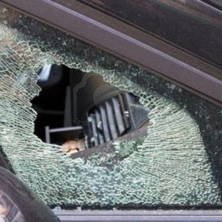Furto con scasso su un'auto a Mirafiori Sud: i carabinieri sorprendono il ladro e lo arrestano
