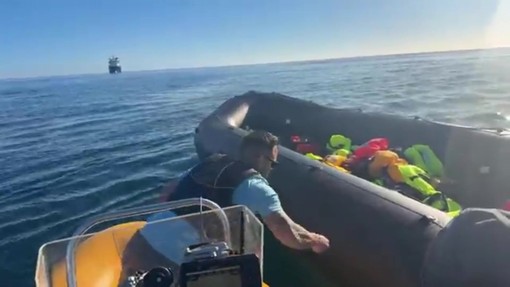 Buca il gommone dei migranti nel canale della Manica, il video del suprematista britannico Danny Tommo Buca il gommone dei migranti nel canale della Manica, il video del suprematista britannico Danny Tommo