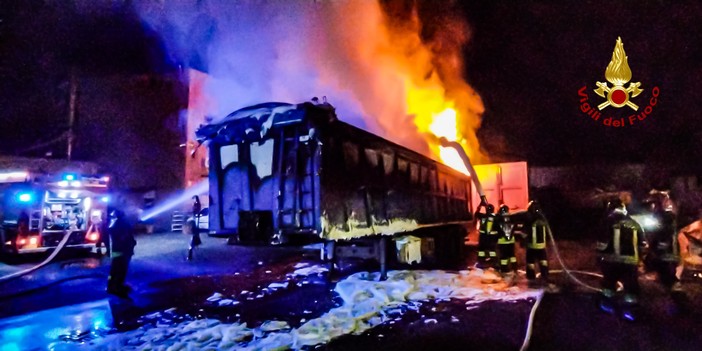 A fuoco ditta di rifiuti a Castellamonte, i pompieri domano le fiamme