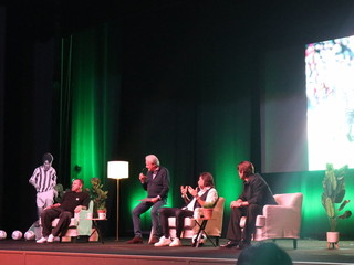 Il calcio si trasferisce sulle assi del palcoscenico