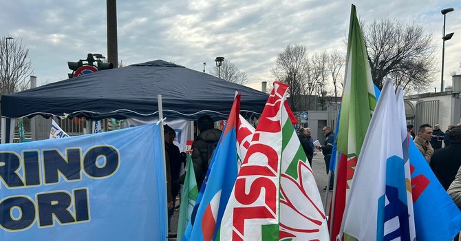 Volantinaggio dei sindacati alla porta 2 di Mirafiori