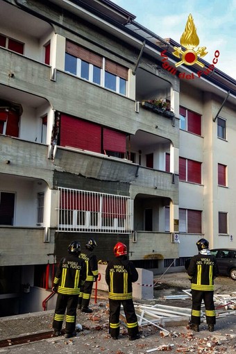 Esplosione in una palazzina di quattro piani a Rivarolo: un ferito grave