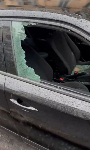 Finestrini e parabrezza sfondato, auto vandalizzata ad Aurora. I residenti: &quot;Ragazzo di strada aggressivo&quot;