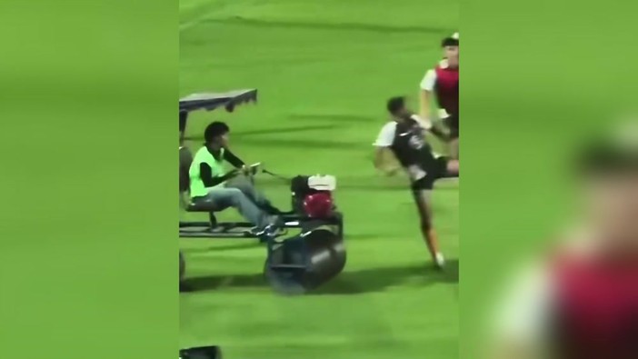 Investito sul campo da calcio durante il riscaldamento: paura per l'ex Tottenham Townsend Investito sul campo da calcio durante il riscaldamento: paura per l'ex Tottenham Townsend