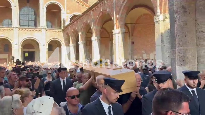 Funerali don Mazzi, l'uscita del feretro sulle note di "Io vagabondo" Funerali don Mazzi, l'uscita del feretro sulle note di "Io vagabondo"