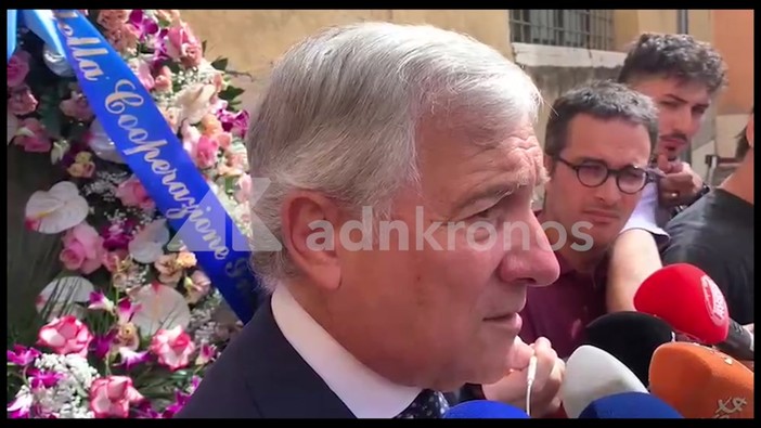 Bonino, Tajani a camera ardente: "Sull'Europa avevamo obiettivi comuni" Bonino, Tajani a camera ardente: "Sull'Europa avevamo obiettivi comuni"