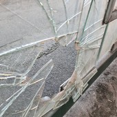 Vandali in azione ad Orbassano, distrutta la pensilina del bus in circonvallazione Vandali in azione ad Orbassano, distrutta la pensilina del bus in circonvallazione