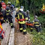 Auto precipita lungo una scarpata : Vigili del fuoco in azione a Baldissero