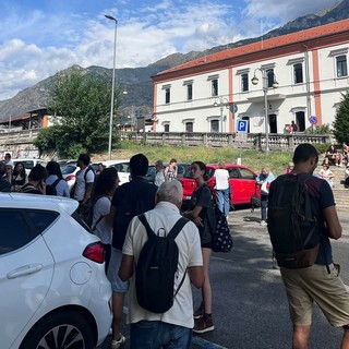 Le persone in attesa, fuori dalla stazione di Bussoleno