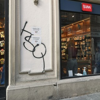 &quot;Predi una posizione stop al genocidio&quot;: decine di vetrine imbrattate nella notte