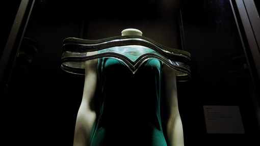 Dagli abiti de 'Il diavolo veste Prada 2' alla tunica di Hopkins, costumi di scena in mostra a Cinecittà Dagli abiti de 'Il diavolo veste Prada 2' alla tunica di Hopkins, costumi di scena in mostra a Cinecittà