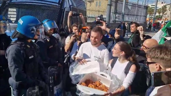 Cortei Napoli, manifestanti offrono cornetti e sfogliatelle ai poliziotti: "Ci tutelano" Cortei Napoli, manifestanti offrono cornetti e sfogliatelle ai poliziotti: "Ci tutelano"