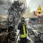 Incendio in una carrozzeria di Settimo: 20 squadre dei Vigili del fuoco impegnate