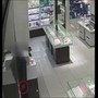Rapina con pistola in una gioielleria a Firenze, il video delle minacce a un dipendente e la fuga con oltre 100mila euro Rapina con pistola in una gioielleria a Firenze, il video delle minacce a un dipendente e la fuga con oltre 100mila euro