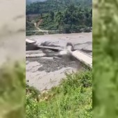 Alluvione in Nepal, la forza dell'acqua abbatte un ponte e spazza via le case Alluvione in Nepal, la forza dell'acqua abbatte un ponte e spazza via le case
