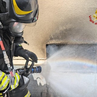 Incendio in alcune cantine di via Venasca: palazzo evacuato, 5 persone intossicate
