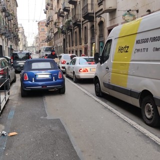 Una telecamera per “proteggere” la corsia del trasporto pubblico in via Vanchiglia