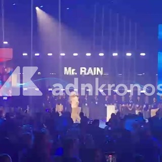 Al congresso Uil sul palco Mr. Rain canta "Supereroi" Al congresso Uil sul palco Mr. Rain canta "Supereroi"