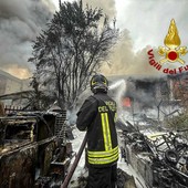 Incendio in una carrozzeria di Settimo: 20 squadre dei Vigili del fuoco impegnate Incendio in una carrozzeria di Settimo: 20 squadre dei Vigili del fuoco impegnate