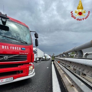 Vigili del fuoco in azione sull'autostrada A32