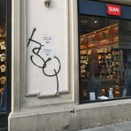 &quot;Prendi una posizione stop al genocidio&quot;: decine di vetrine imbrattate nella notte