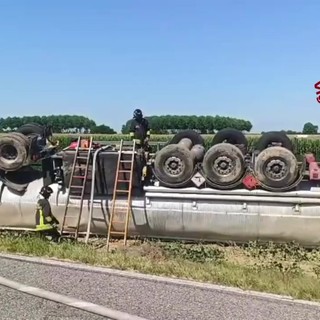 Udine, autocisterna piena di benzina si ribalta: l'operazione di travaso dei Vigili del Fuoco