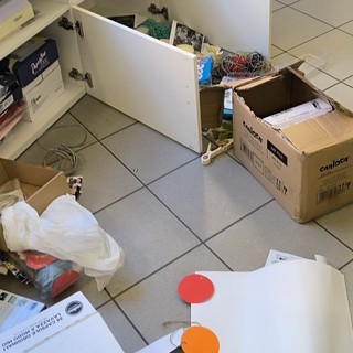 Portati via computer, telefoni ed altro materiale