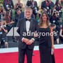 Venezia 83, il ministro Giuli sul red carpet con i colori della Palestina