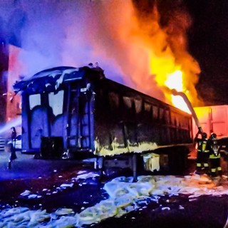 A fuoco ditta di rifiuti a Castellamonte, i pompieri domano le fiamme